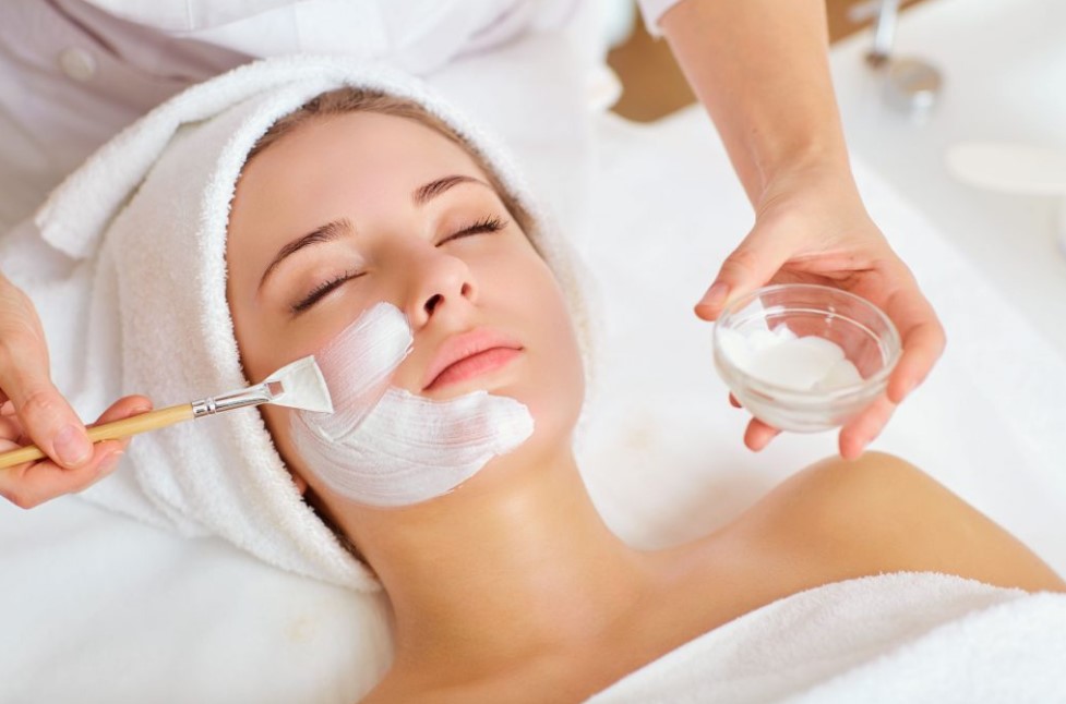 Start your journey in the beauty industry with our Basic Beauty Therapy Course. This program is designed for beginners who want to build strong foundational skills and gain practical experience in essential beauty services.